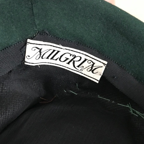 DISTINGUISHED 1940s TAUPE & GREEN FELT TURBAN WITH LONG GREEN VEILING - Picture 12 of 14